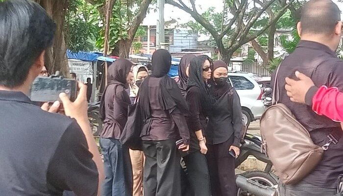 Bunga Zainal Dampingi Keluarga Lepas Kepergian Sang Ayah dengan Penuh Haru