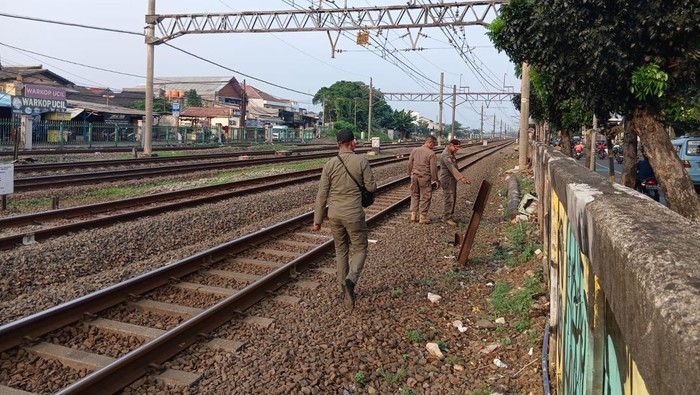 Jalur Samping Rel di Jatinegara Ditutup Petugas Setelah Video Tak Senonoh Heboh di Media Sosial