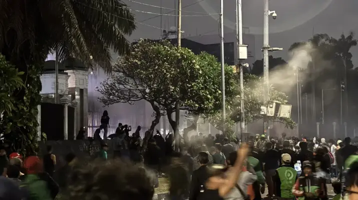 Polisi Bubarkan Massa Demo di Depan DPR dengan Water Cannon