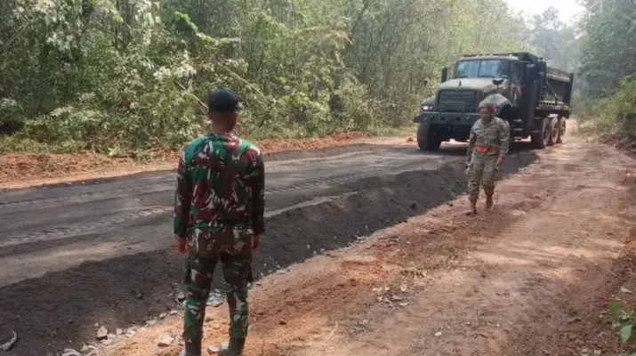 TNI dan Militer AS Gotong Royong Perbaiki Jalan Markas TNI AD di Sumsel
