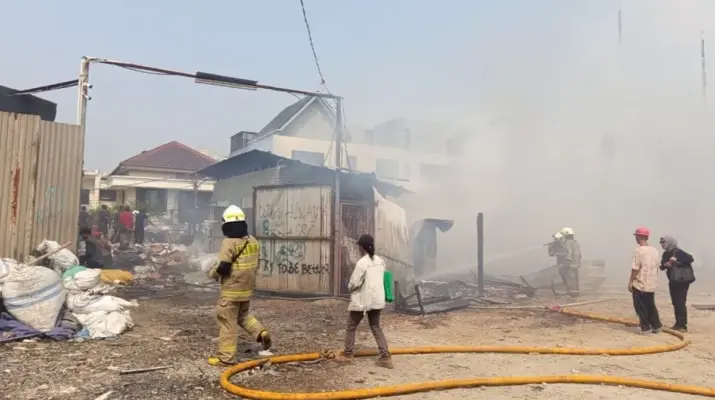 Korsleting Diduga Picu Kebakaran 20 Bedeng di Kedoya Selatan, 50 Petugas Dikerahkan